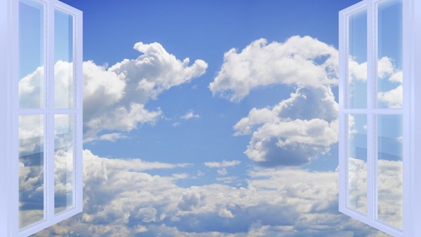 Offener Himmel mit weichen Wolken für eine Atempause